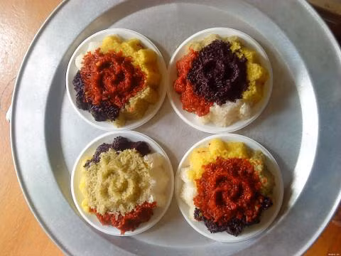 Xôi Đăm Đeng có một mùi thơm đặc trưng của cây cỏ, không thể lẫn với bất cứ loại xôi nào khác. Hạt xôi bóng đẹp nhưng không ướt, khi nguội hạt xôi se lại nhưng vẫn mềm, dẻo và thơm. Xôi Đăm Đeng thường được ăn với muối vừng hoặc ruốc tùy theo khẩu vị từng người. Người dân miền núi quan niệm rằng ăn xôi này sẽ mang lại nhiều may mắn và tốt lành. Xôi Đăm Đeng có một mùi thơm đặc trưng của cây cỏ, không thể lẫn với bất cứ loại xôi nào khác. Hạt xôi bóng đẹp nhưng không ướt, khi nguội hạt xôi se lại nhưng vẫn mềm, dẻo và thơm. Xôi Đăm Đeng thường được ăn với muối vừng hoặc ruốc tùy theo khẩu vị từng người. Người dân miền núi quan niệm rằng ăn xôi này sẽ mang lại nhiều may mắn và tốt lành.