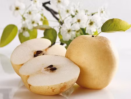 10. Quả lê Cũng như chuối, cam hay đu đủ, quả lê cũng tuyệt đối không xuất hiện trong mâm ngũ quả ngày Tết của các gia đình ở miền Trung và miền Nam vì phát âm của loại quả này dễ khiến người ta liên tưởng đến hình ảnh "lê lết", làm ăn không khấm khá.
