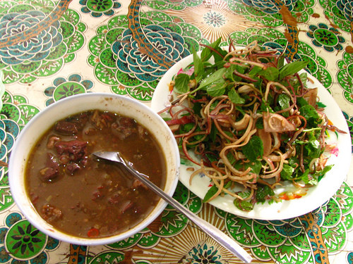 Nồi canh ngon đúng nghĩa là phải có đủ 30 loại gia vị mang hương vị núi rừng Tây Bắc trong đó gồm cả những gia vị dễ nhận biết như sả, cà đắng, hạt tiêu, mắc khèn. Nồi canh ngon đúng nghĩa là phải có đủ 30 loại gia vị mang hương vị núi rừng Tây Bắc trong đó gồm cả những gia vị dễ nhận biết như sả, cà đắng, hạt tiêu, mắc khèn.
