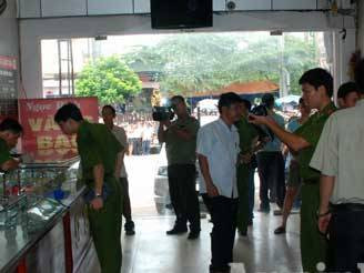 Cơ quan chức năng khám xét hiện trường Cơ quan chức năng khám xét hiện trường