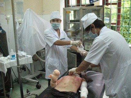 Nạn nhân Trịnh Ngọc Bích bị chặt cụt tay Nạn nhân Trịnh Ngọc Bích bị chặt cụt tay