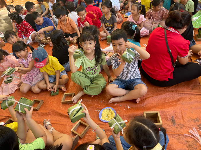 Học sinh lớp 1,2 gói bánh chưng ngày Tết bánh chưng.jpg