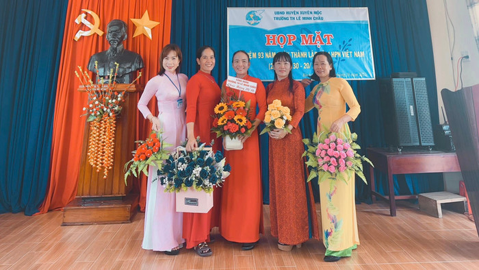 Cô giáo Vũ Thị Loan (thứ 2 bên phải sang) - NVCC Loan.jpg