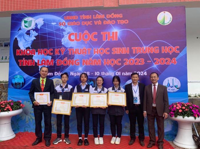 Thạc sĩ Thân Tuấn (bìa trái), Trường Trung học phổ thông Đức Trọng. Ảnh: NVCC tuấn.jpg