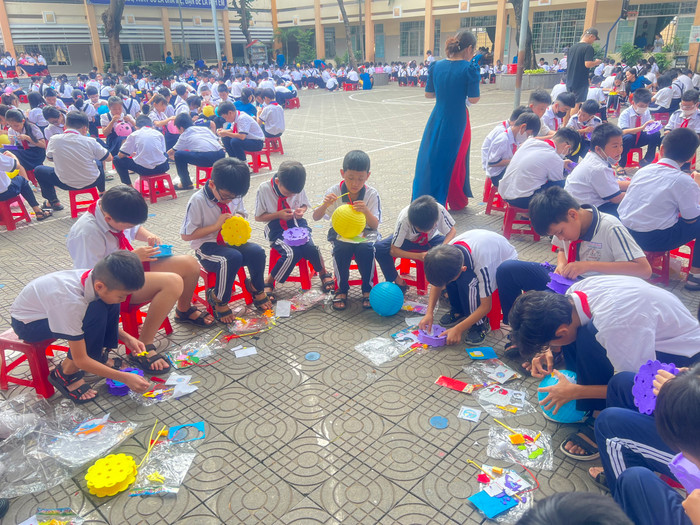 Học sinh toàn trường thiết kế và trang trí lồng đèn vui Trung thu. lồng đèn.jpg