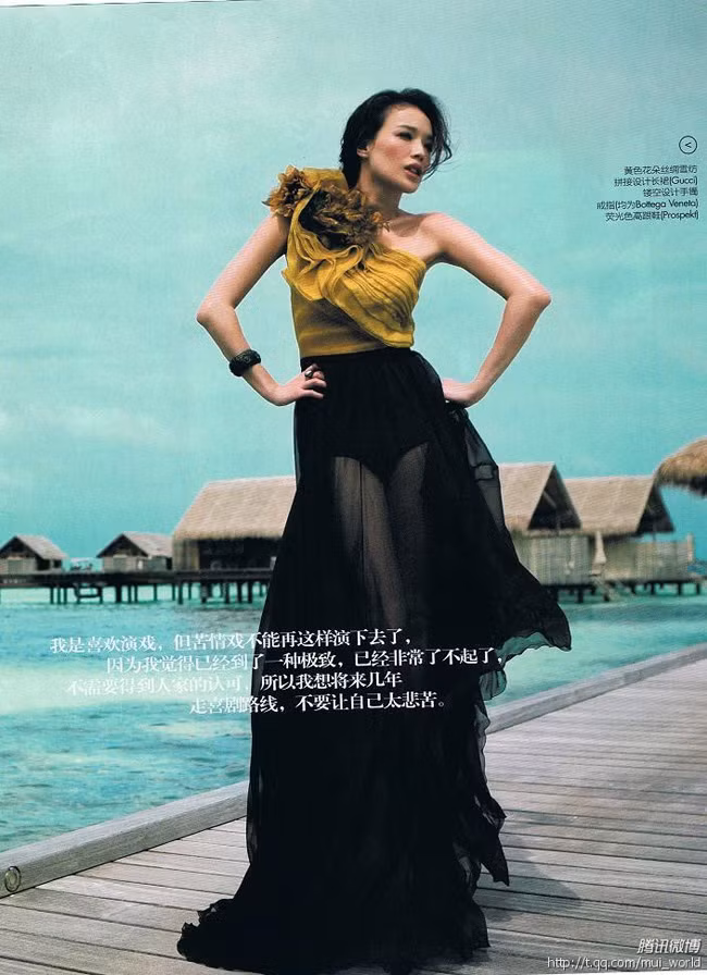 Bộ ảnh được thực hiện tại bờ biển của Philippin, trong khung cảnh tuyệt đẹp với cát trắng, sóng biển xanh , người đẹp xứ Đài khoe nét đẹp quyến rũ và vô cùng trong sáng.