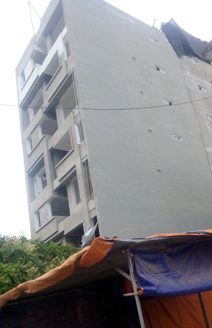 Công trình nhỏ vi phạm, bên cạnh nhà số 8, gần chợ Phùng Khoang một công trình lớn cũng đang ngang nhiên được xây lên đến 8 tầng gần đi vào hoàn thiện mà không bị xử lý (Ảnh Chí Nhân) Công trình nhỏ vi phạm, bên cạnh nhà số 8, gần chợ Phùng Khoang một công trình lớn cũng đang ngang nhiên được xây lên đến 8 tầng gần đi vào hoàn thiện mà không bị xử lý (Ảnh Chí Nhân)