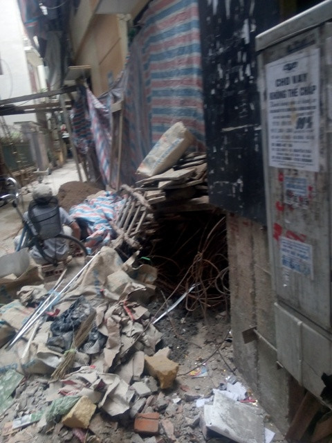 Vật liệu xây dựng để ngổn ngang, bừa bãi chiếm dụng hết phần đường ra vào giành cho người dân khu vực (Ảnh Chí Nhân) Vật liệu xây dựng để ngổn ngang, bừa bãi chiếm dụng hết phần đường ra vào giành cho người dân khu vực (Ảnh Chí Nhân)