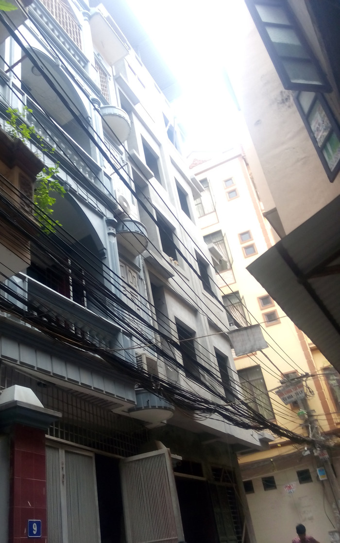 Công trình số 11, ngách 32/22 đường Phùng Khoang đang được các công nhân thi công lên đến 5 tầng nhưng không bạt che chắn, vật liệu xây dựng để vương vãi ra lối đi (Ảnh Chí Nhân) Công trình số 11, ngách 32/22 đường Phùng Khoang đang được các công nhân thi công lên đến 5 tầng nhưng không bạt che chắn, vật liệu xây dựng để vương vãi ra lối đi (Ảnh Chí Nhân)