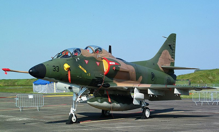 Máy bay TA-4SU Skyhawk của Không quân Singapore tại căn cứ Cazaux, miền nam nước Pháp. Máy bay TA-4SU Skyhawk của Không quân Singapore tại căn cứ Cazaux, miền nam nước Pháp.