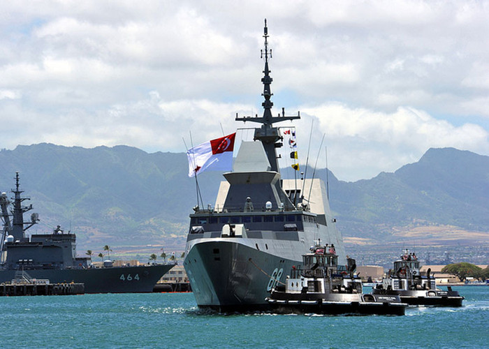 Tàu trang bị 8 tên lửa hành trình đối hạm RGM-84 Harpoon (tầm bắn 130km), 32 tên lửa đối không tầm trung Aster 15/30, hai cụm máy phóng ngư lôi chống ngầm cỡ 324mm, pháo hạm 76mm, súng máy phòng không 12,7mm. Tàu trang bị 8 tên lửa hành trình đối hạm RGM-84 Harpoon (tầm bắn 130km), 32 tên lửa đối không tầm trung Aster 15/30, hai cụm máy phóng ngư lôi chống ngầm cỡ 324mm, pháo hạm 76mm, súng máy phòng không 12,7mm.