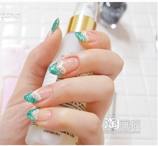 Chọn hoa văn yêu thích rồi dán lên phần sát phần móng tay vừa sơn xong.