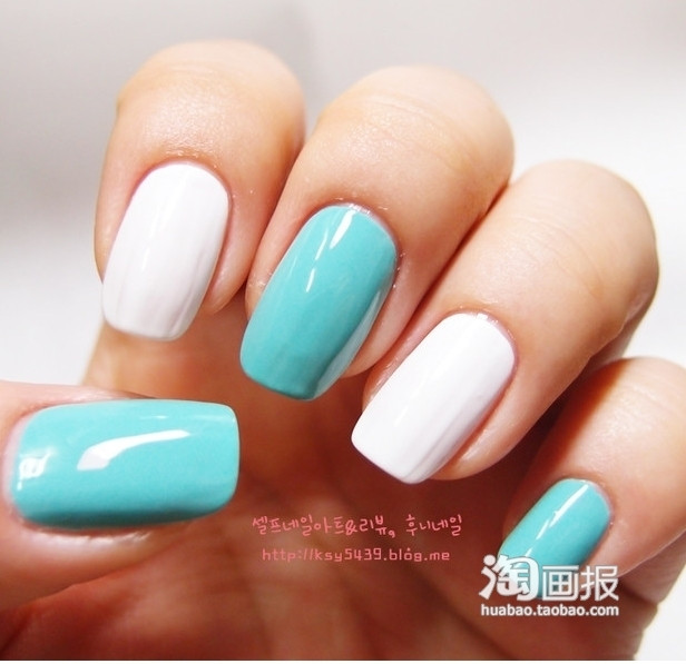 Chọn hai màu xanh da trời và màu trắng sơn lên xen kẽ trên móng tay.