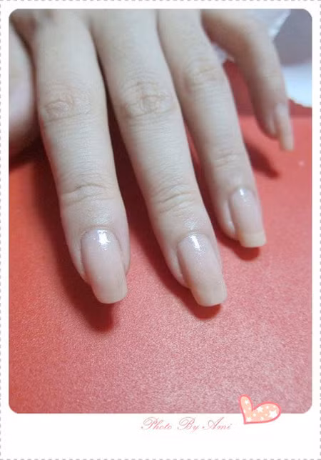 Bước đầu tiên hãy tô lên một lớp sơn móng màu hồng nhạt có ít kim tuyến. Xem thêm: Màu móng nào sẽ lên ngôi hè này?