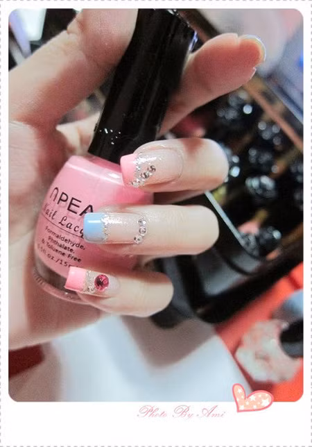 Kiểu 3: móng tay lung linh với đá màu. Xem thêm: Màu móng nào sẽ lên ngôi hè này?