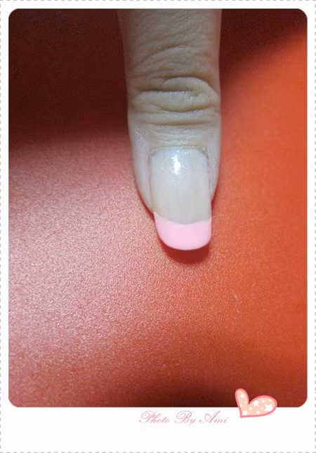 Sau đó dùng sơn màu hồng sơn mỗi đầu móng tay theo hình cung của ngón tay. Xem thêm: Màu móng nào sẽ lên ngôi hè này?