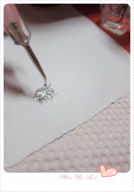 Sau đó khi sơn móng tay chưa khổ hãy dùng kim tuyến dán lên móng tay . Xem thêm: Màu móng nào sẽ lên ngôi hè này?