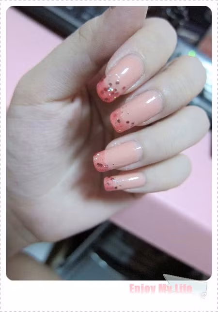 Sau đó gắn kim tuyến hình tròn lên đầu móng tay. Xem thêm: Màu móng nào sẽ lên ngôi hè này?