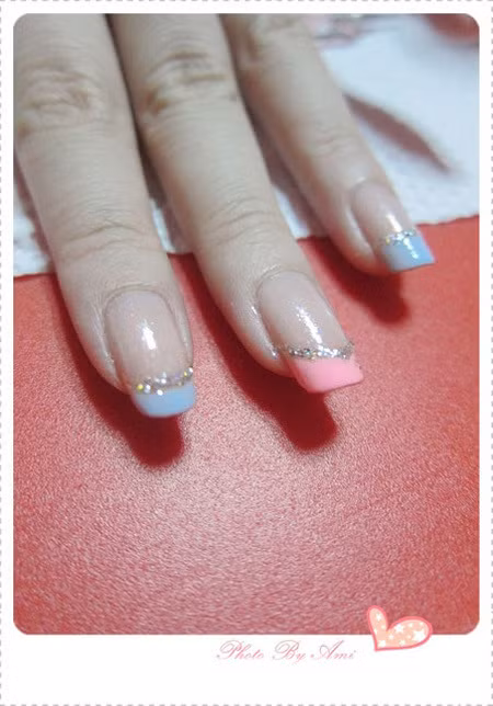 Nhớ dán chạy dọc theo đường vòng cung đầu ngón tay. Xem thêm: Màu móng nào sẽ lên ngôi hè này?