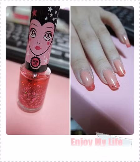 Sau đó lại tiếp tục tô màu hồng đậm lên đầu móng tay. Xem thêm: Màu móng nào sẽ lên ngôi hè này?