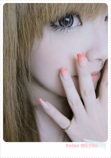 Kết quả, bàn tay trắng mịn của bạn sẽ cùng nổi bật với màu hồng thời trang nhẹ nhàng mà tinh tế. Chúc bạn thành công. Xem thêm: Màu móng nào sẽ lên ngôi hè này?