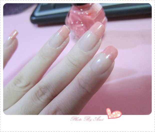 Hoặc nếu không muốn làm theo cách cầu kỳ ở trên, thì đơn giản hơn, sau khi tô qua một lớp sơn móng màu hồng nhạt (nhớ rõ màu này phải nhạt, không được đậm) lại tiếp tục tô màu hồng đậm ở đầu móng tay. Xem thêm: Màu móng nào sẽ lên ngôi hè này? Hoặc nếu không muốn làm theo cách cầu kỳ ở trên, thì đơn giản hơn, sau khi tô qua một lớp sơn móng màu hồng nhạt (nhớ rõ màu này phải nhạt, không được đậm) lại tiếp tục tô màu hồng đậm ở đầu móng tay. Xem thêm: Màu móng nào sẽ lên ngôi hè này?