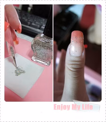 Nhớ tô thêm màu hồng đậm nhạt dần từ đầu móng vào bên trong, sau đó gắn đá lên. Xem thêm: Màu móng nào sẽ lên ngôi hè này?