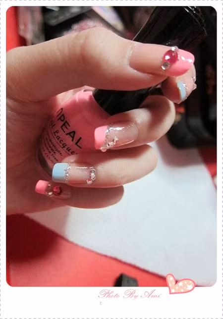 Tiếp đến dùng đá màu để gắn lên tiếp tùy theo vị trí mà bạn chọn, có thể đầu móng tay, giữa hoặc cuối móng. Xem thêm: Màu móng nào sẽ lên ngôi hè này?