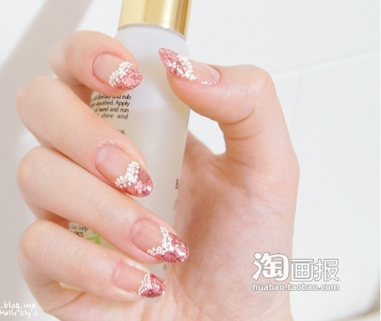 Và dán hoa văn lên sau đó.