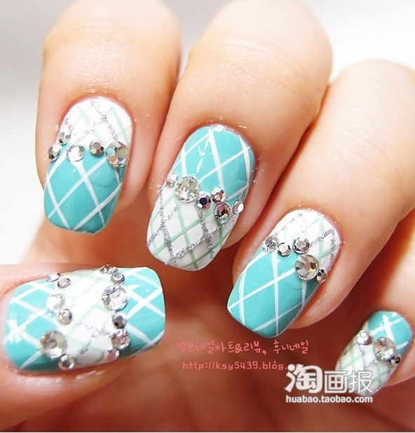 Nếu thuận tiện thì dùng kim tuyết vẽ lên theo những đường thẳng song song đó rồi gắn đá trang trí móng tay lên.