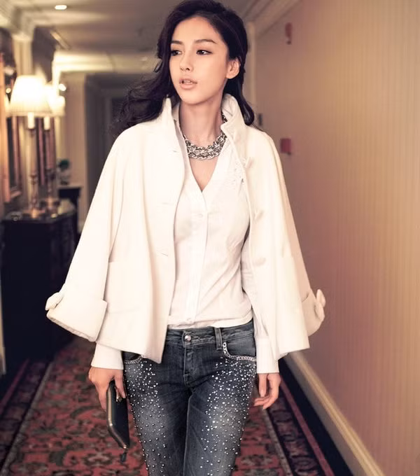 Không chỉ dễ thương và ngọt ngào với những kiểu váy nữ tính, mà Angela Baby cũng rất phong cách và cá tính với sơ mi và quần jean, khi kết hợp với quần jean càng tôn lên đôi chân thon dài của cô. Xem thêm: Điểm danh những chiếc cằm mới của Sao Việt. Không chỉ dễ thương và ngọt ngào với những kiểu váy nữ tính, mà Angela Baby cũng rất phong cách và cá tính với sơ mi và quần jean, khi kết hợp với quần jean càng tôn lên đôi chân thon dài của cô. Xem thêm: Điểm danh những chiếc cằm mới của Sao Việt.