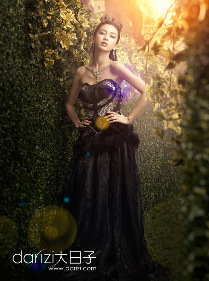 Trong bộ ảnh chụp kỷ niệm của thời trang váy cưới cao cấp cô như một nàng tiên giữa vườn cây mỹ lệ với vẻ đài các, kiêu sa của mình. Xem thêm: Điểm danh những chiếc cằm mới của Sao Việt. Trong bộ ảnh chụp kỷ niệm của thời trang váy cưới cao cấp cô như một nàng tiên giữa vườn cây mỹ lệ với vẻ đài các, kiêu sa của mình. Xem thêm: Điểm danh những chiếc cằm mới của Sao Việt.