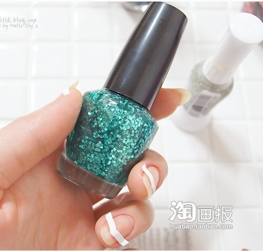 Sau đó dùng kim tuyến sơn lên lớp sơn màu xanh vừa sơn xong. Sơn xong gỡ giấy ra.