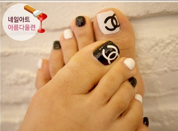 Đơn giản với hai màu trắng đen nhưng tượng chính là sự phối hợp xen kẽ đen trắng giúp bạn đạt được kết quả như mong muốn. Xem thêm: Những màu sơn móng "lên ngôi" hè này. Đơn giản với hai màu trắng đen nhưng tượng chính là sự phối hợp xen kẽ đen trắng giúp bạn đạt được kết quả như mong muốn. Xem thêm: Những màu sơn móng "lên ngôi" hè này.