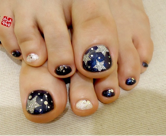 Một bàn chân lóng lánh sẽ giúp bạn tự tin hơn khi đi giày cao gót, không quá phức tạp chỉ cần màu xanh đen cùng những hạt đá bóng để dán lên tạo kiểu cho móng chân của bạn. Xem thêm: Những màu sơn móng "lên ngôi" hè này. Một bàn chân lóng lánh sẽ giúp bạn tự tin hơn khi đi giày cao gót, không quá phức tạp chỉ cần màu xanh đen cùng những hạt đá bóng để dán lên tạo kiểu cho móng chân của bạn. Xem thêm: Những màu sơn móng "lên ngôi" hè này.