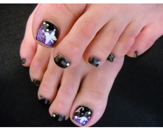 Màu đen sẽ làm nổi bật làn da trắng ngần của bàn chân đồng thời màu tím giúp đánh mất vẻ u tối mà màu đen mang lại. Xem thêm: Những màu sơn móng "lên ngôi" hè này. Màu đen sẽ làm nổi bật làn da trắng ngần của bàn chân đồng thời màu tím giúp đánh mất vẻ u tối mà màu đen mang lại. Xem thêm: Những màu sơn móng "lên ngôi" hè này.