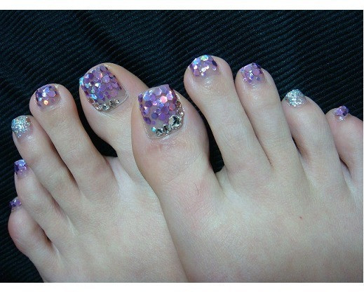 Chỉ cần dùng sơn móng màu trắng sơn lên bàn chân sau đó dùng kim tuyến hình tròn gắn vào, rất đơn giản để có một bàn chân đẹp. Chúc bạn thành công. Xem thêm: Những màu sơn móng "lên ngôi" hè này. Chỉ cần dùng sơn móng màu trắng sơn lên bàn chân sau đó dùng kim tuyến hình tròn gắn vào, rất đơn giản để có một bàn chân đẹp. Chúc bạn thành công. Xem thêm: Những màu sơn móng "lên ngôi" hè này.