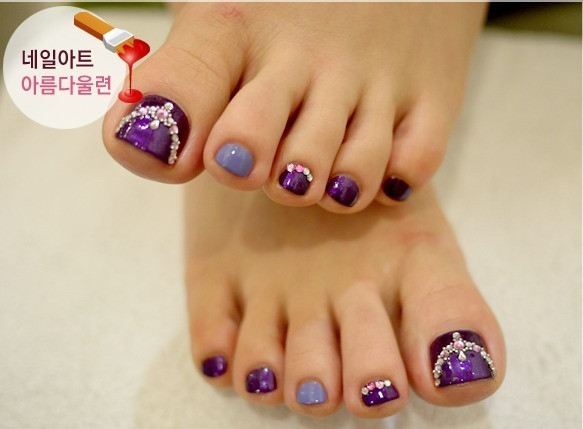 Màu tím lãng mạn và quý phái giúp thân ngọc cuốn hút. Xem thêm: Những màu sơn móng "lên ngôi" hè này. Màu tím lãng mạn và quý phái giúp thân ngọc cuốn hút. Xem thêm: Những màu sơn móng "lên ngôi" hè này.