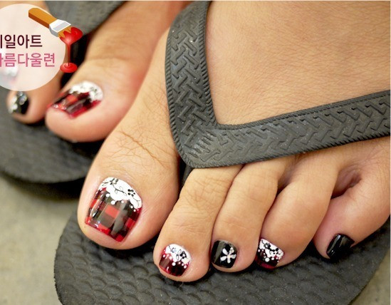 Màu đen với màu đỏ kẻ ô cũng mang lại hiệu quả rất lớn, vẽ thêm những cánh hoa sẽ càng đẹp hơn. Xem thêm: Những màu sơn móng "lên ngôi" hè này. Màu đen với màu đỏ kẻ ô cũng mang lại hiệu quả rất lớn, vẽ thêm những cánh hoa sẽ càng đẹp hơn. Xem thêm: Những màu sơn móng "lên ngôi" hè này.