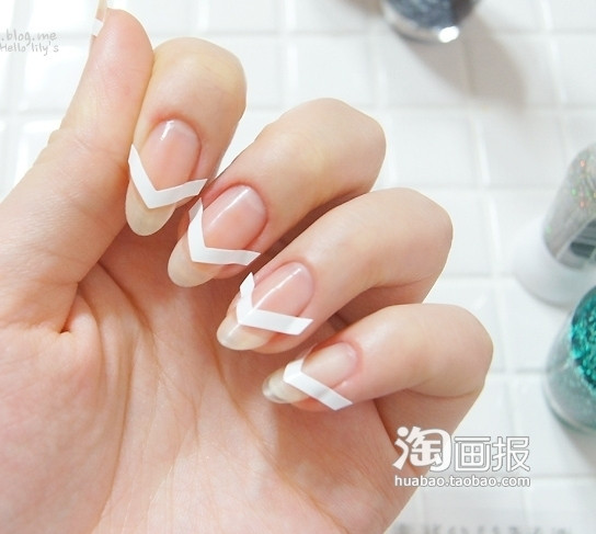 Cắt những miếng giấy bóng theo hình chữ V dán lên nửa đầu móng tay.