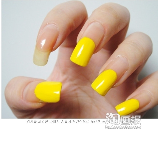 Với kiểu móng tay này nếu móng tay của bạn càng dài càng tốt. trước tiên cũng như hai kiểu trên, cắt những miếng giấy bóng hình thon dán lên ngón tay để tô màu vàng lên. Nhớ trừ riêng một ngón không sơn.