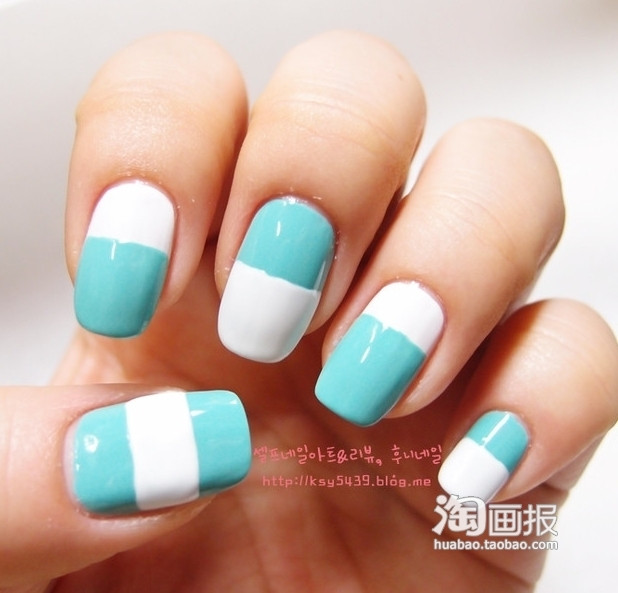 Sau khi sơn khô dùng miếng giấy bóng dán đè lên một phần móng tay để tô lên màu trắng với những ngón có nền màu xanh và tô màu xanh với những ngón có nền màu trắng.