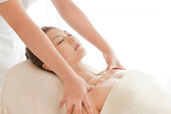 Thường xuyên massage ngực để tăng số đo cho vòng một mơ ước. Thường xuyên massage ngực để tăng số đo cho vòng một mơ ước.