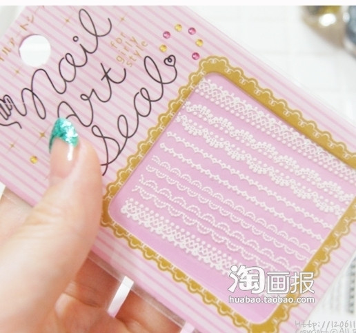 Dùng những tấm dán móng tay với hoa văn tùy ý.