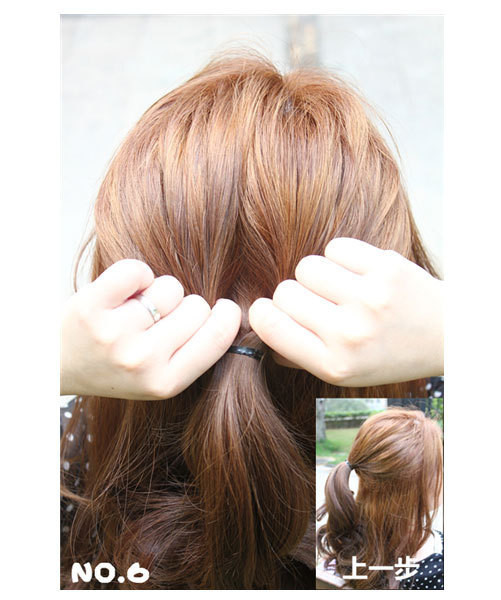 Kiểu 1: buộc nửa tóc ở phía trên, sau đó tách giữa tóc ra thành một lỗ hổng nhỏ. Xem thêm: Những kiểu tóc cực xinh cho bạn gái ngày hè. Kiểu 1: buộc nửa tóc ở phía trên, sau đó tách giữa tóc ra thành một lỗ hổng nhỏ. Xem thêm: Những kiểu tóc cực xinh cho bạn gái ngày hè.