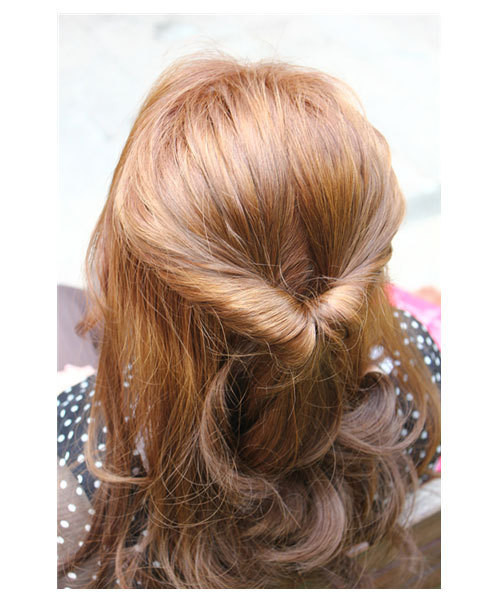 Sau khi tất cả phần tóc buộc lại được luồn vào trong, bạn hãy dùng sức nhẹ nhàng tạo thành hình xoắn cho phần tóc ở hai bên, có thể kéo tóc giãn ra một chút để tạo nên độ bồng. Xem thêm: Những kiểu tóc cực xinh cho bạn gái ngày hè. Sau khi tất cả phần tóc buộc lại được luồn vào trong, bạn hãy dùng sức nhẹ nhàng tạo thành hình xoắn cho phần tóc ở hai bên, có thể kéo tóc giãn ra một chút để tạo nên độ bồng. Xem thêm: Những kiểu tóc cực xinh cho bạn gái ngày hè.