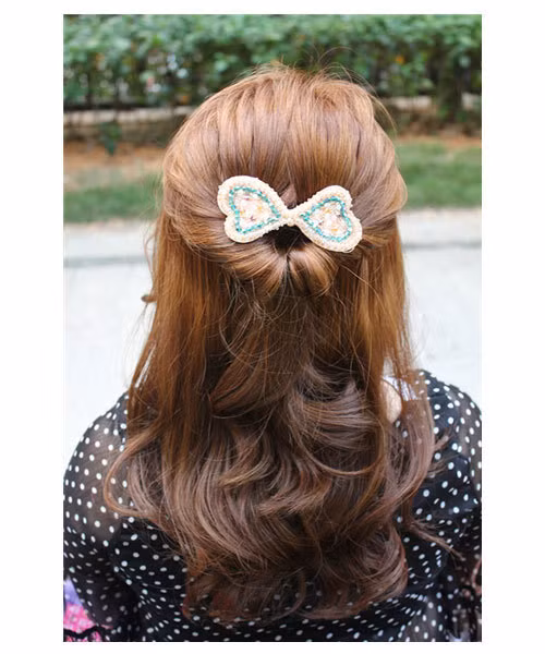 Thêm một chiếc nơ vải xinh xắn nữa là bạn đã có một kiểu tóc thật thanh lịch và nữ tính. Thêm một chiếc nơ vải xinh xắn nữa là bạn đã có một kiểu tóc thật thanh lịch và nữ tính.