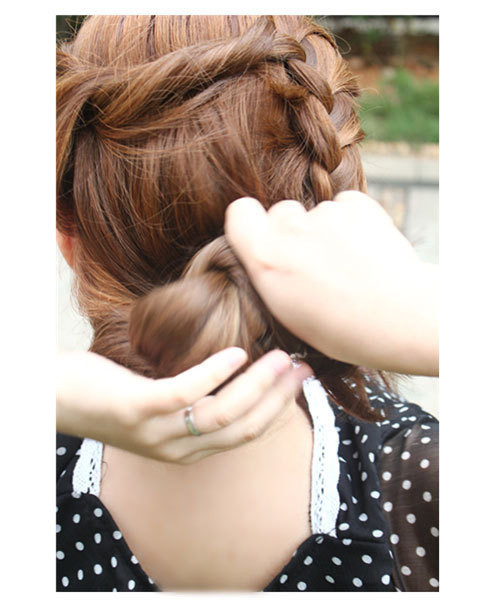 Kiểu 5: Tiếp tục từ kiểu tóc thứ 4. Sau khi hoàn thành kiểu tóc thứ tư, hãy tiếp tục cuốn phần tóc dài lên trên. Xem thêm: Những kiểu tóc cực xinh cho bạn gái ngày hè. Kiểu 5: Tiếp tục từ kiểu tóc thứ 4. Sau khi hoàn thành kiểu tóc thứ tư, hãy tiếp tục cuốn phần tóc dài lên trên. Xem thêm: Những kiểu tóc cực xinh cho bạn gái ngày hè.