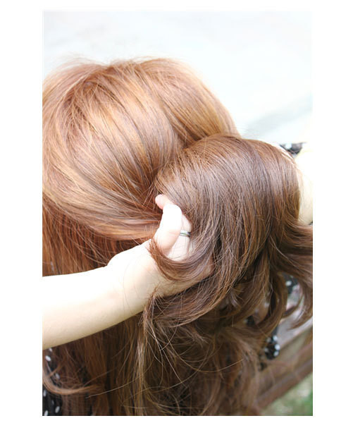 Bắt đầu luồn tóc vào trong lỗ hổng vừa tạo ra. Xem thêm: Những kiểu tóc cực xinh cho bạn gái ngày hè. Bắt đầu luồn tóc vào trong lỗ hổng vừa tạo ra. Xem thêm: Những kiểu tóc cực xinh cho bạn gái ngày hè.