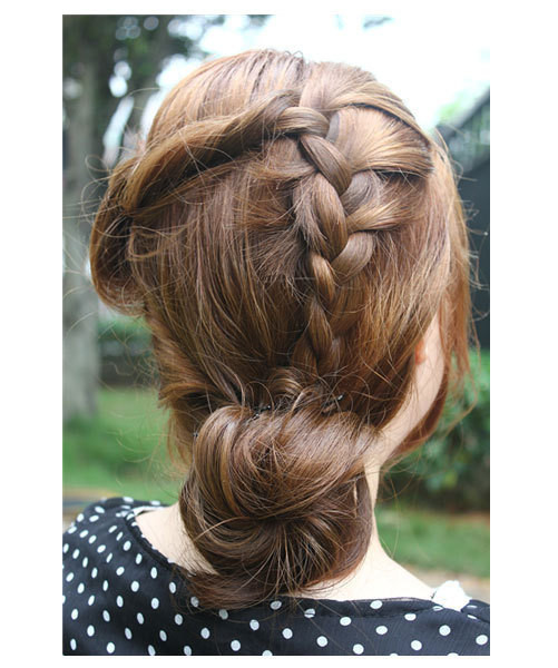 Tùy theo lựa chọn của bạn có thể cuốn theo hình nụ hoa như thế này hoặc theo hình tròn. Xem thêm: Những kiểu tóc cực xinh cho bạn gái ngày hè. Tùy theo lựa chọn của bạn có thể cuốn theo hình nụ hoa như thế này hoặc theo hình tròn. Xem thêm: Những kiểu tóc cực xinh cho bạn gái ngày hè.